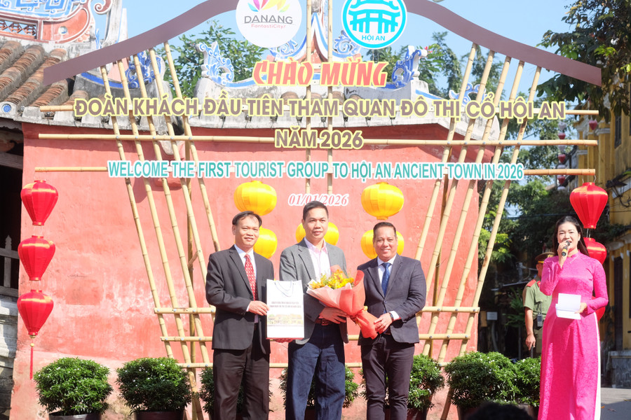 Trao hoa và quà cho đại diện Công ty Visit Indochina. dscf7509.jpg