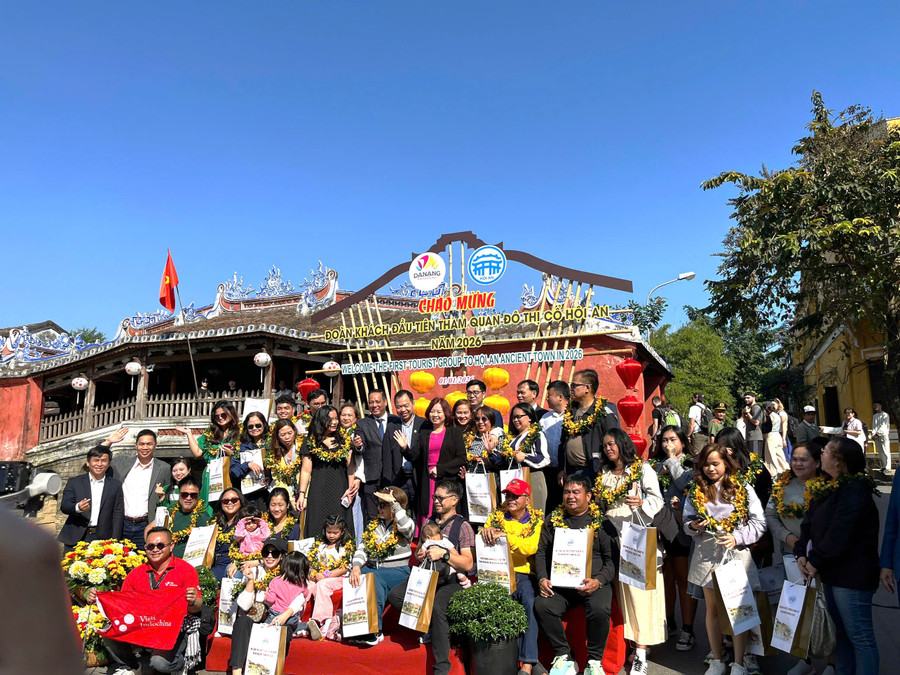 Tặng hoa và quà lưu niệm cho đoàn khách Philippines. a6617ad49905165b4f144.jpg