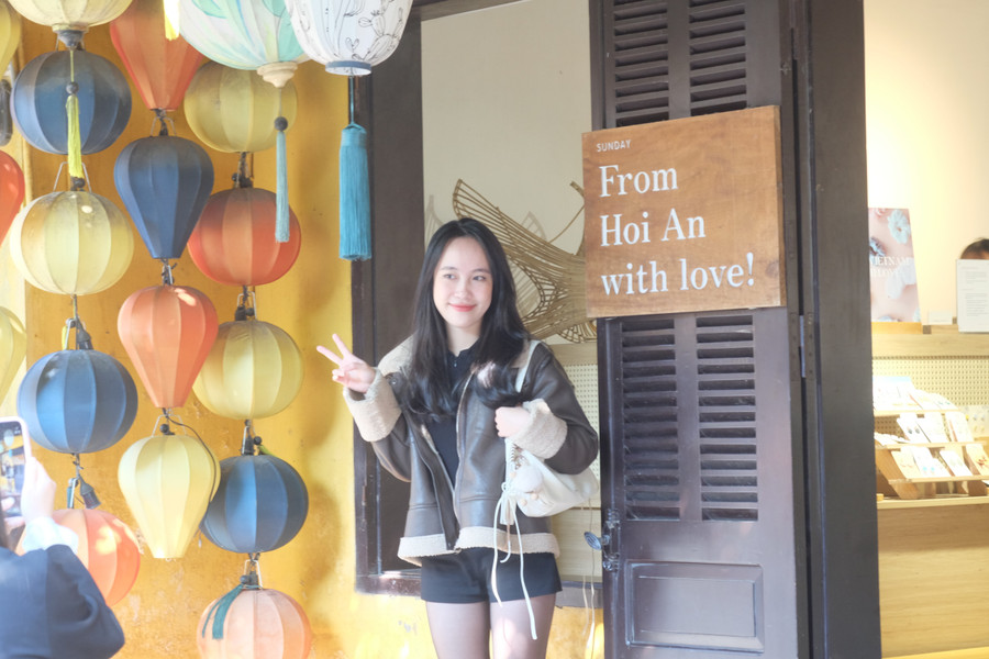 Khách du lịch đến Hội An trong ngày đầu năm 2026. dscf7541.jpg