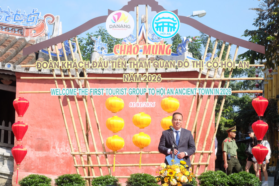 Ông Văn Bá Sơn, Phó Giám đốc Sở Văn hóa, Thể thao và Du lịch TP Đà Nẵng phát biểu chào đón khách quốc tế đến phố cổ Hội An. dscf7506.jpg