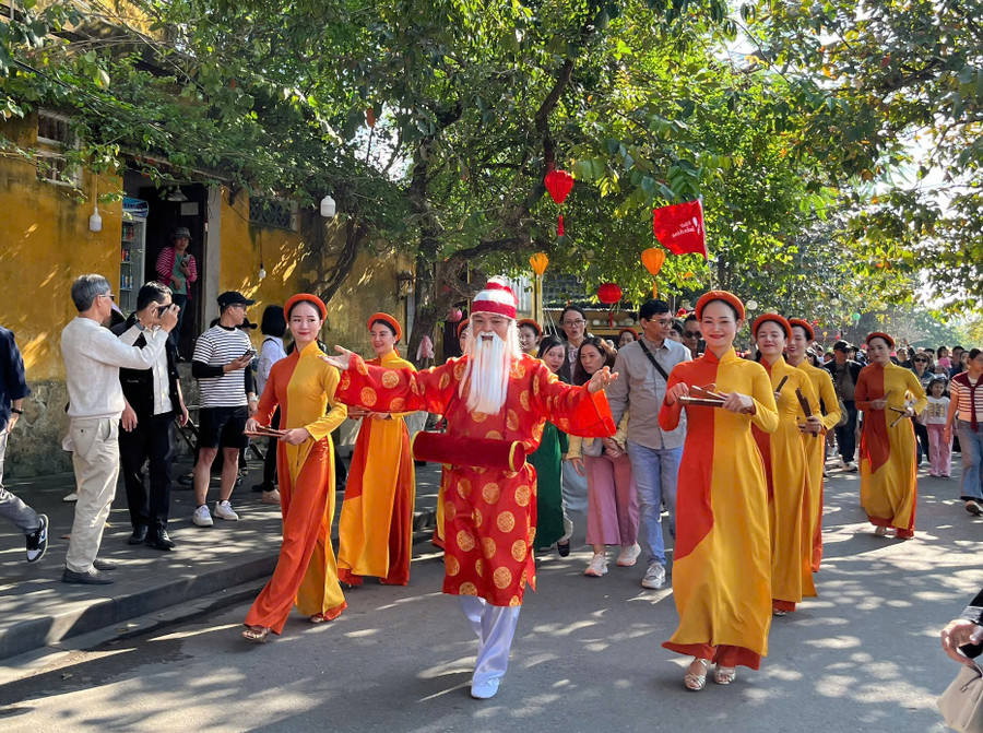 Chào đón những vị khách quốc tế đầu tiên