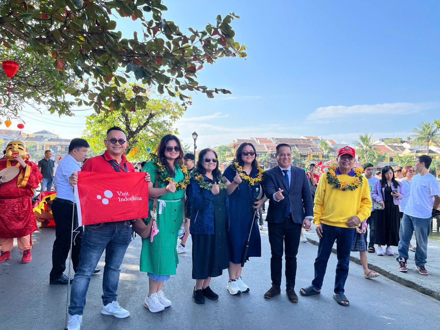 Chụp ảnh cùng du khách quốc tế. dde5aebb4e6ac134987b26.jpg