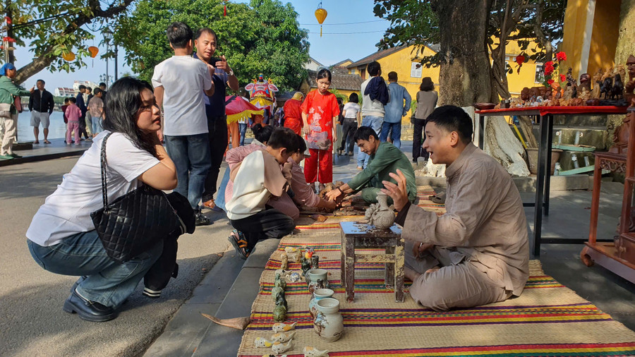 Du khách trải nghiệm nghề làm gốm. 1974100226219979681.jpg