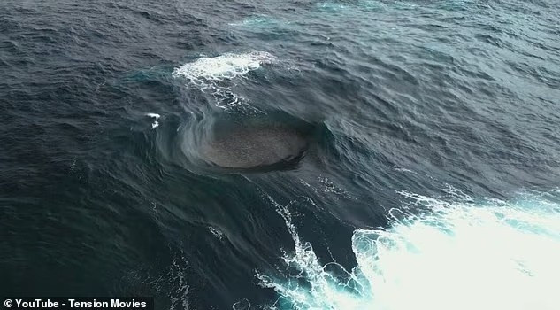 Hình ảnh từ trên cao cho thấy nước biển tiến đến từ bốn hướng khác nhau, rồi bùng nổ va chạm ở giữa.