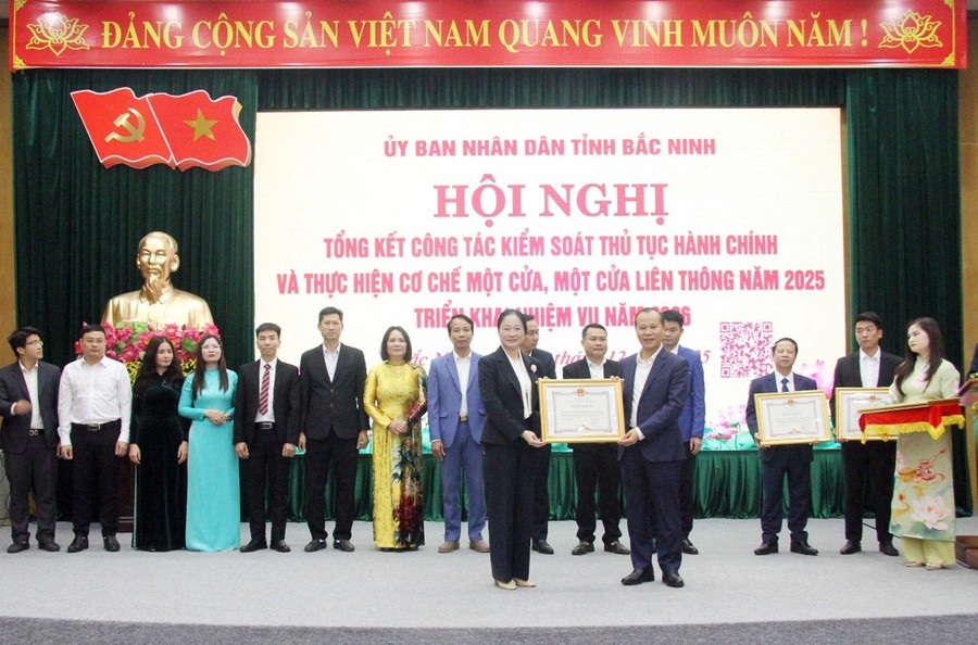 Trung tâm phục vụ hành chính công phường Việt Yên vinh dự nhận Bằng khen của Chủ tịch UBND tỉnh Bắc Ninh.