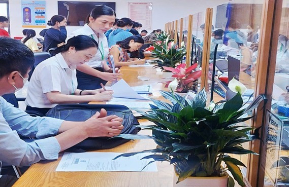 Bà Đỗ Thị Hương- Phó chủ tịch Thường trực- kiêm Giám đốc Trung tâm phục vụ hành chính công phường Việt Yên ký hồ sơ trả trực tiếp cho công dân. picture3.jpg