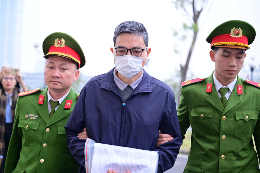 Cựu Cục trưởng Nguyễn Thanh Phong bị dẫn giải đến tòa sáng nay. f25152a2-d589-4a8a-927e-fd9fbfa9548c.jpg