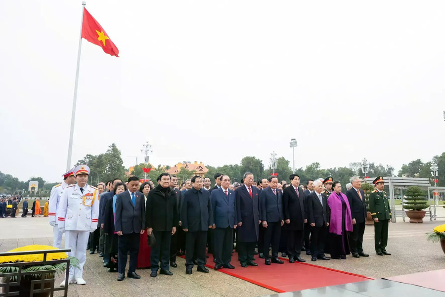 Lãnh đạo Đảng, Nhà nước và đại diện các thế hệ đại biểu Quốc hội vào Lăng viếng Chủ tịch Hồ Chí Minh. Ảnh: Quochoi.vn k1.jpg