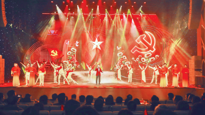 Chương trình nghệ thuật "Với Đảng vẹn toàn niềm tin yêu". (Ảnh TTXVN) image.png