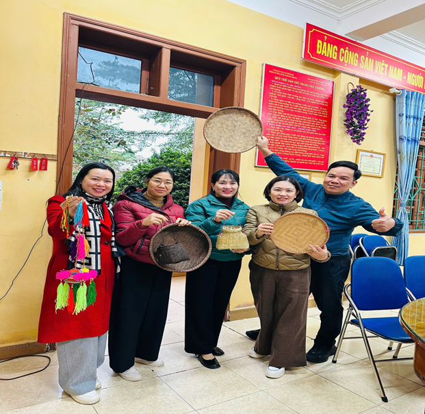 Các thầy cô giáo Trường PTDTNT THCS & THPT Chiêm Hóa sưu tầm tư liệu, hiện vật để giảng dạy. picture1.png