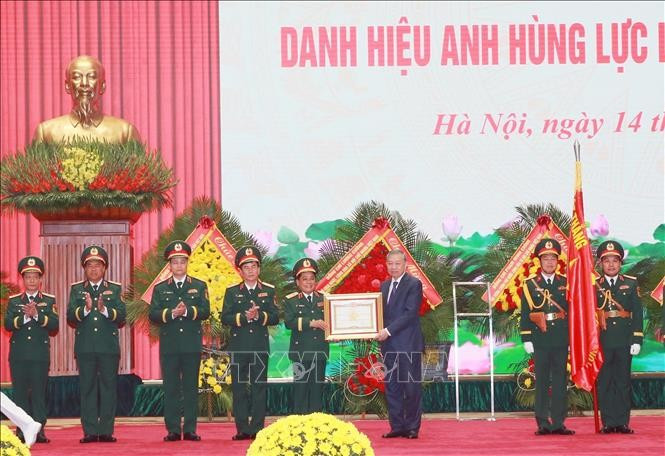 Tổng Bí thư Tô Lâm trao Danh hiệu Anh hùng LLVT nhân dân cho Tổng cục Hậu cần - Kỹ thuật. Ảnh: Trọng Đức/TTXVN