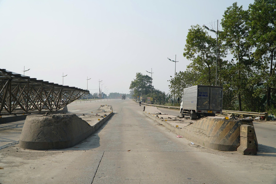 Các trụ bê tông cũng được di dời đi. z7428742117800-cff00e67abe861b0649e524f65230c2f.jpg