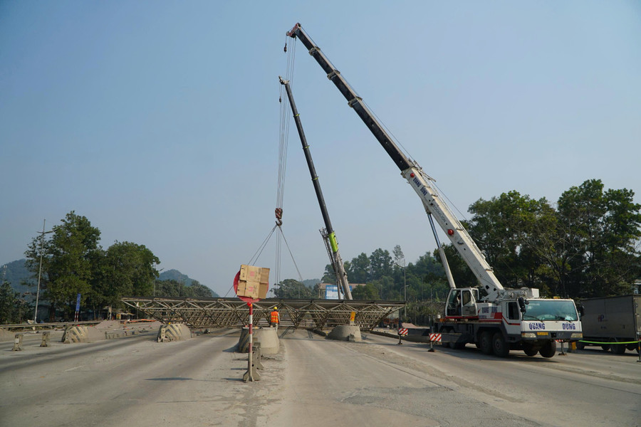 Việc phá dỡ Trạm thu phí Bỉm Sơn sẽ được hoàn tất trong 5 ngày. z7428742144986-4e16aa499128dd60338e011563e4355c.jpg