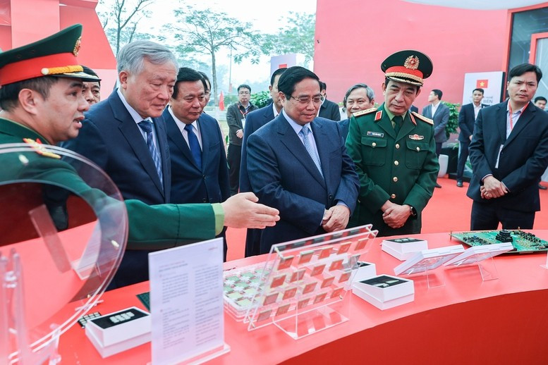 Thủ tướng Phạm Minh Chính tham quan gian trưng bày. Ảnh: VGP/Nhật Bắc