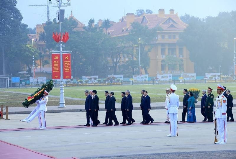 Các đại biểu vào Lăng viếng Chủ tịch Hồ Chí Minh. Ảnh: TTXVN.