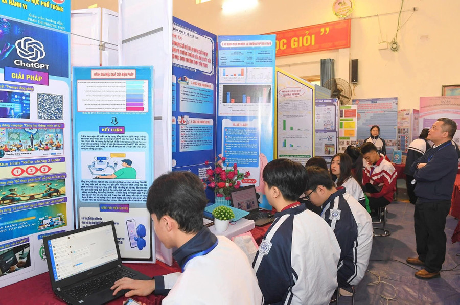 Các em học sinh Trường THPT Tân Trào trong Cuộc thi KHKT và Ngày hội STEM. 1000046980.jpg