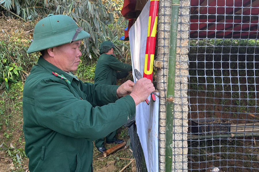 Người lính quân hàm xanh là điểm tựa vững chắc giúp đồng bào vượt qua thiên tai khắc nghiệt. chong-ret-trau-bo-2.jpg