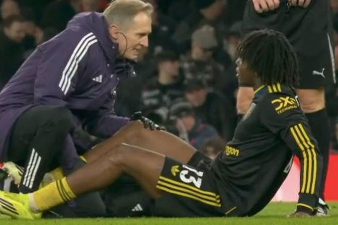 Patrick Dorgu ghi bàn nhưng sau đó dính chấn thương trong chiến thắng của Man Utd trước Arsenal tại vòng 23 Ngoại hạng Anh. arsenal.jpg