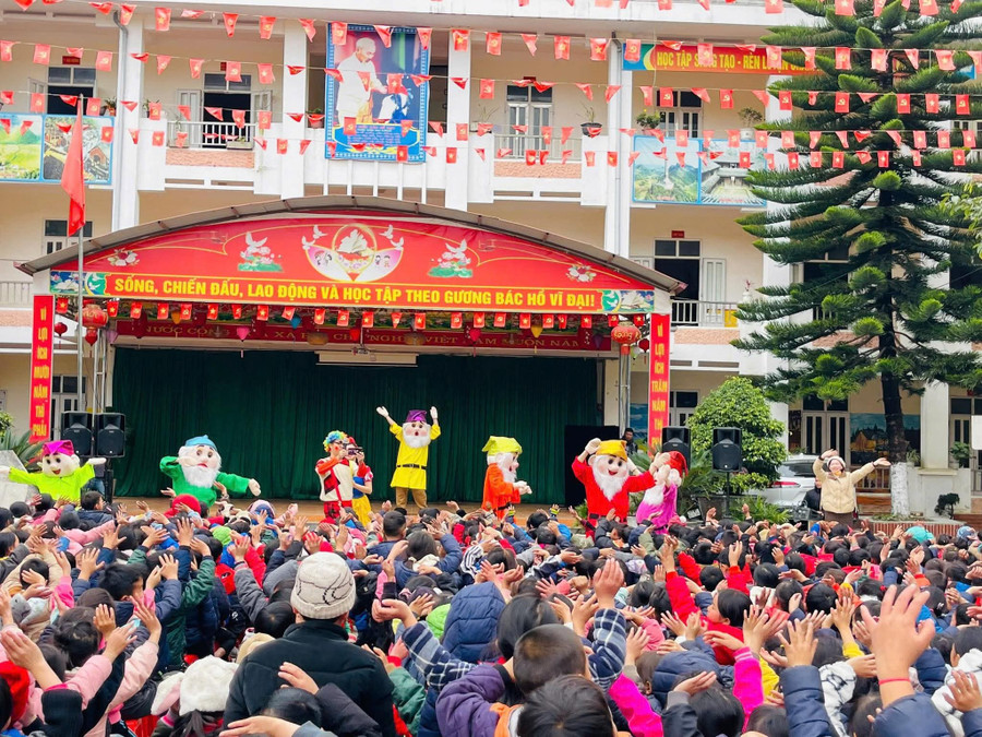 Các em học sinh được thưởng thức nhiều tiết mục nghệ thuật đặc sắc. 1000047210.jpg