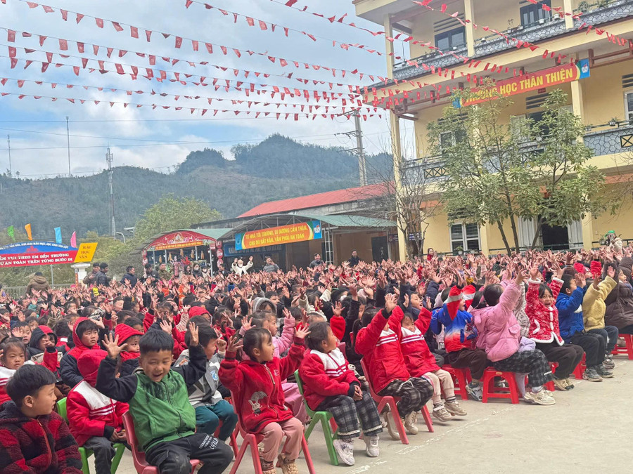 Niềm vui, sự hứng khởi của các em học sinh khi được thưởng thức trực tiếp các nghệ sĩ biểu diễn. 1000047211.jpg