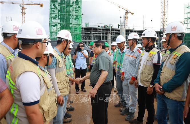 Thủ tướng Phạm Minh Chính với công nhân thi công dự án Cảng hàng không quốc tế Phú Quốc. Ảnh: Dương Giang/TTXVN