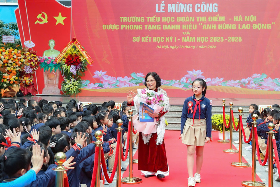 Cô trò Trường Tiểu học Đoàn Thị Điểm Hà Nội hân hoan trong lễ mừng công.