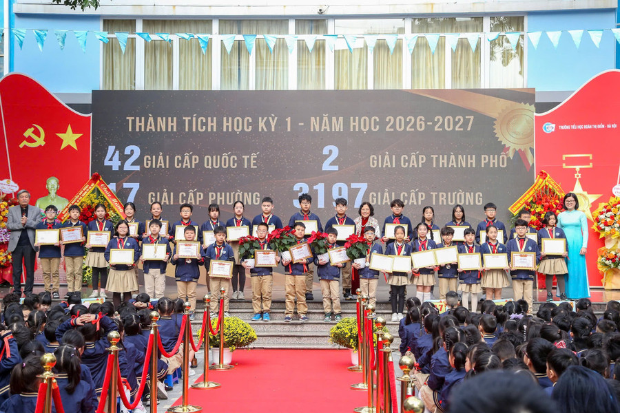 Vinh danh học sinh giỏi, đạt thành tích cao tại học kỳ I năm học 2025 - 2026. anh-nen.jpg