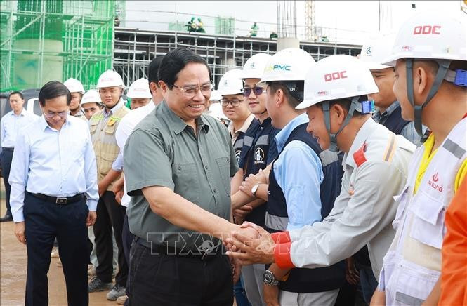 Thủ tướng Phạm Minh Chính với công nhân thi công dự án Cảng hàng không quốc tế Phú Quốc. Ảnh: Dương Giang/TTXVN