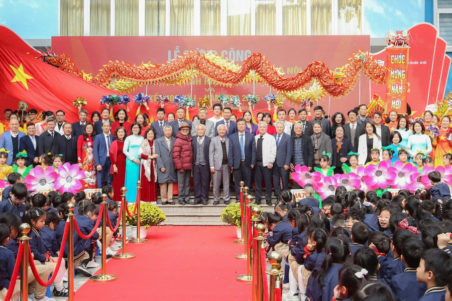 Đại biểu dự, chúc mừng nhà trường. d4.jpg