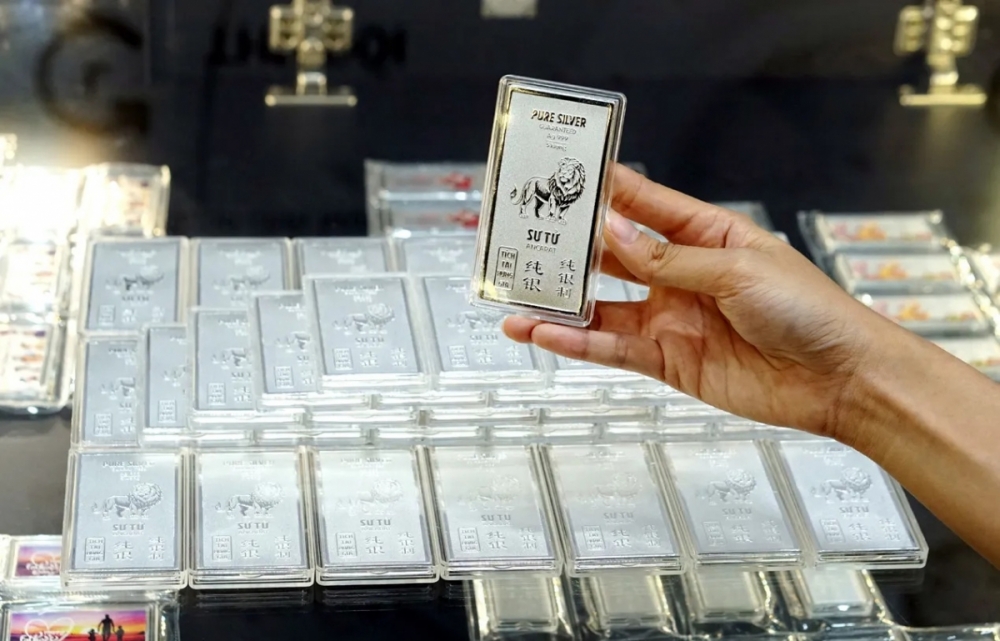 Trắng đêm chờ mua bạc khi dòng tiền tìm nơi trú ẩn mới