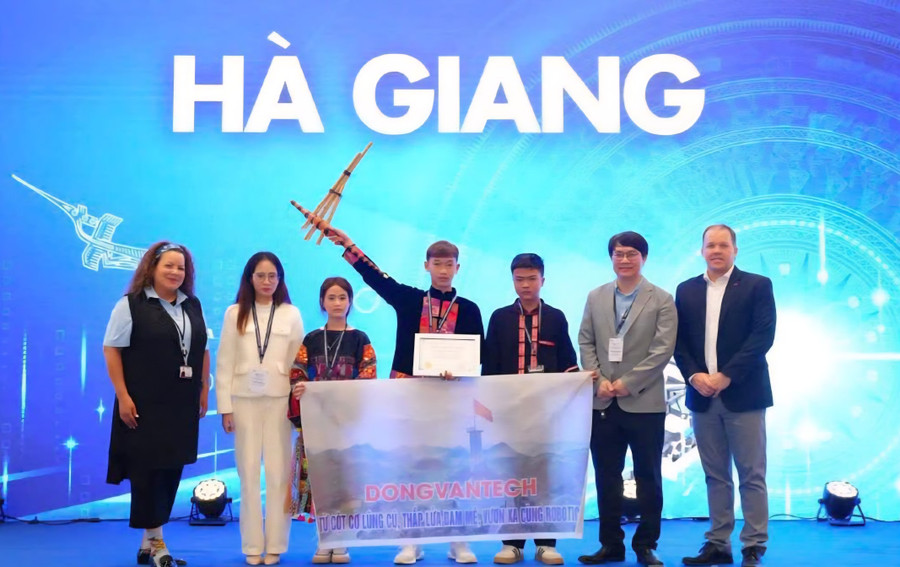 Đội thi của Trường Phổ thông Dân tộc nội trú THCS và THPT Đồng Văn.