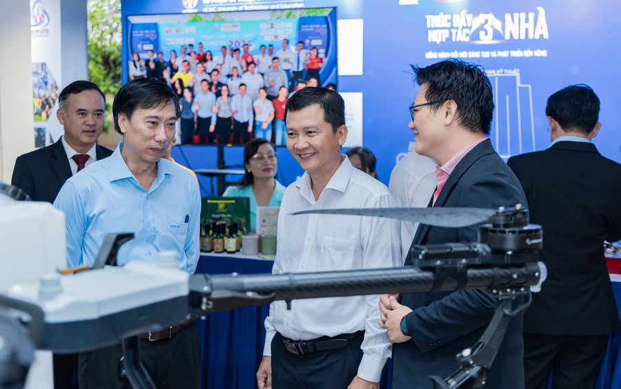 Đại biểu tham quan gian trưng bày sản phẩm đổi mới sáng tạo tại Hội nghị Thúc đẩy hợp tác Ba Nhà, Trường Đại học Công nghệ Kỹ thuật TPHCM, tháng 11/2025. Ảnh: UTE