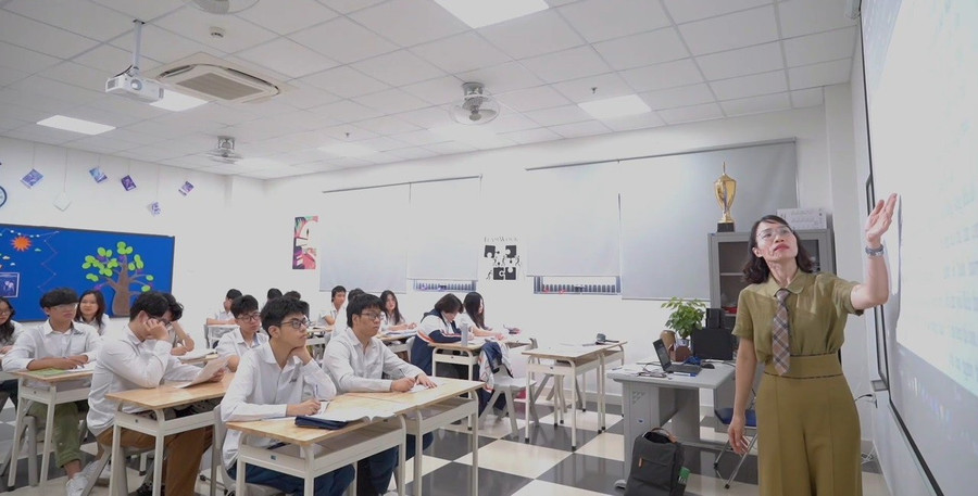 Cô Đình Thị Thủy trong giờ dạy Ngữ văn tại Trường THCS-THPT Phenikaa. Ảnh: NTCC so-hoa-sach-giao-khoa-3.jpg