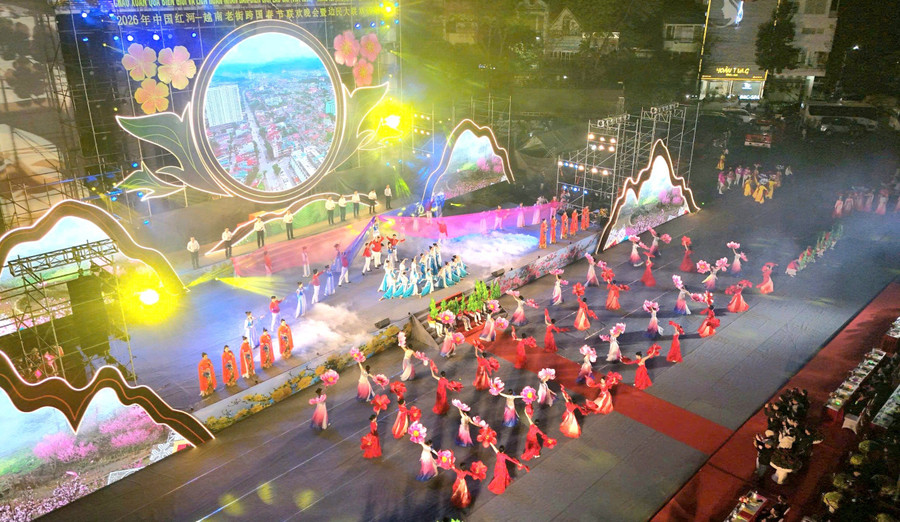 Một tiết mục đặc sắc trong đêm giao lưu văn nghệ giữa.