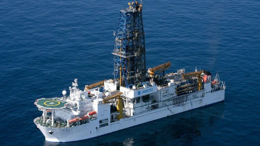 Tàu nghiên cứu Chikyu của Cơ quan Khoa học và Công nghệ Biển – Trái đất Nhật Bản.