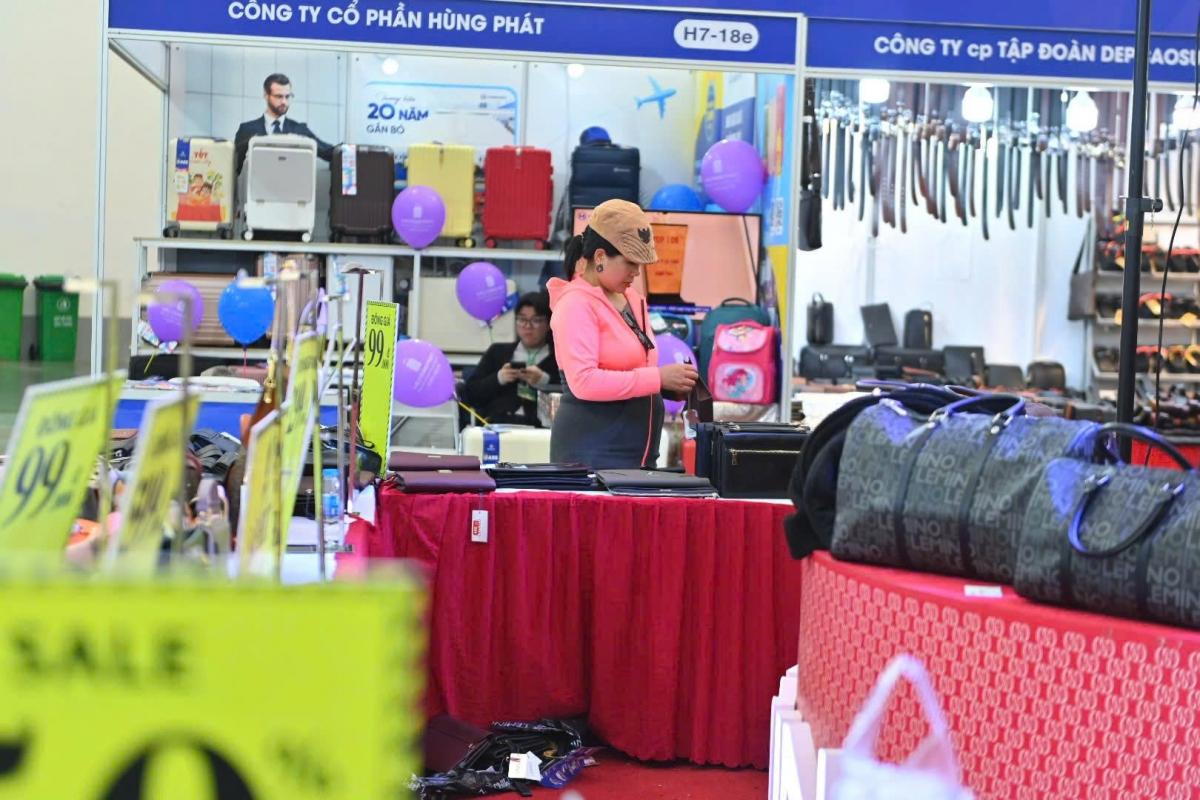 Khách hàng tham quan, mua sắm tại Hội chợ.