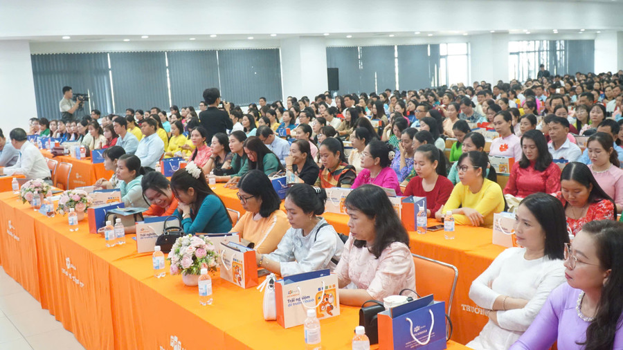 Cán bộ, giáo viên dự khai mạc Hội thi Giáo viên chủ nhiệm lớp giỏi THCS cấp thành phố.