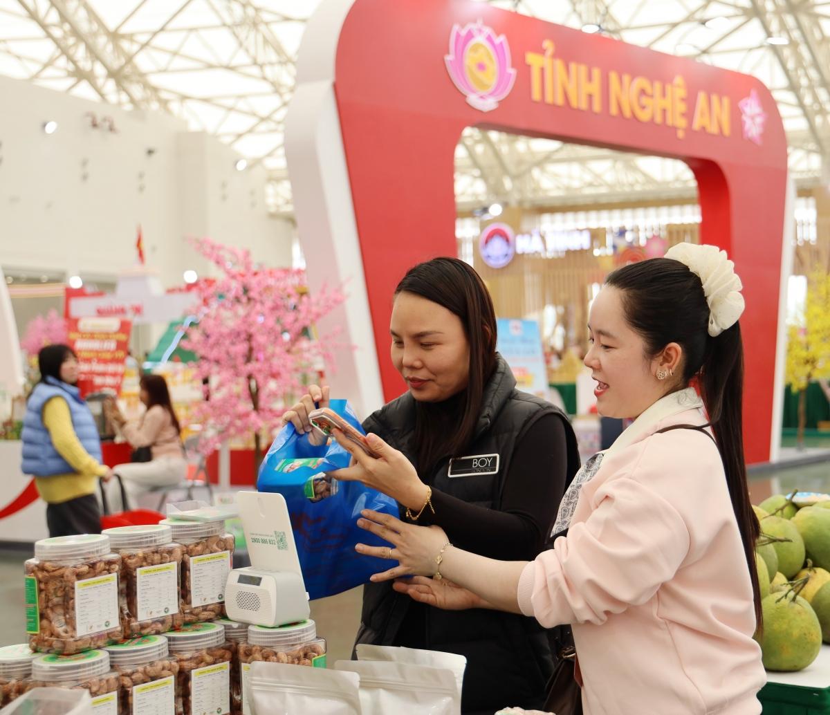 Cận Tết, nhiều gian hàng tại Hội chợ Mùa Xuân ghi nhận doanh thu tích cực