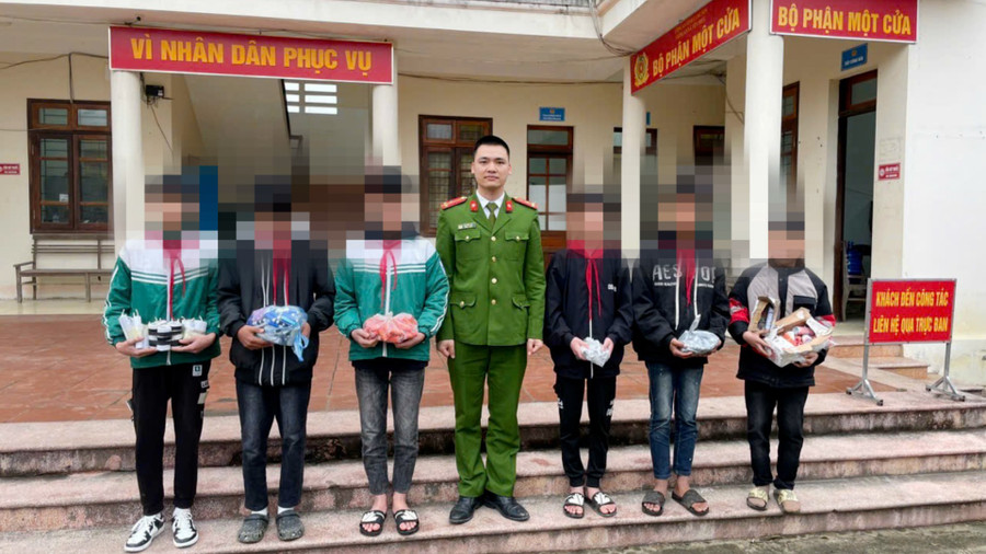 Học sinh tự giác giao nộp số pháo tự chế khi được Công an xã Yên Phúc tuyên truyền, nhắc nhở.