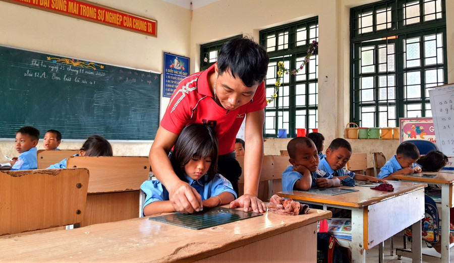 Thầy – trò vùng cao. Ảnh: ITN