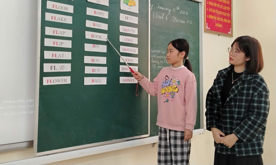 Cô Phạm Thị Thanh Hà hướng dẫn học sinh trong giờ học. Ảnh: NTCC