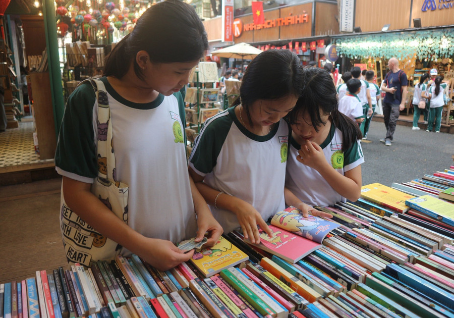 Học sinh chăm chú đọc sách trong chuyến tham quan Đường sách TPHCM. nguoi-tre-va-van-chuong-tim-duong-gap-nhau-1.jpg