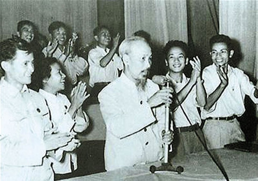 Chủ tịch Hồ Chí Minh đọc thư chúc Tết xuân năm 1968. Ảnh tư liệu.