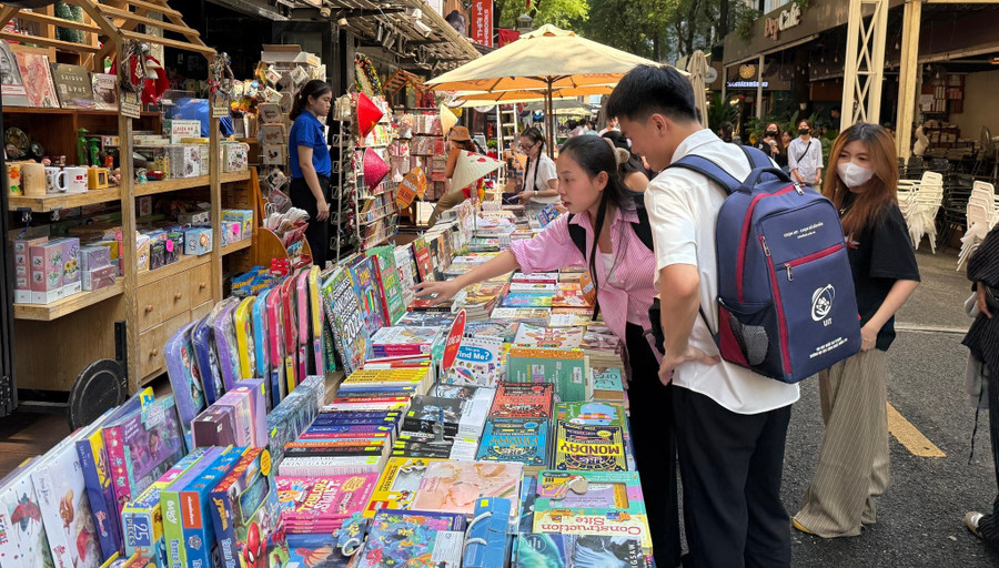 Đường sách TPHCM - không gian góp phần nuôi dưỡng văn hóa đọc cho giới trẻ. nguoi-tre-va-van-chuong-tim-duong-gap-nhau-3.jpg