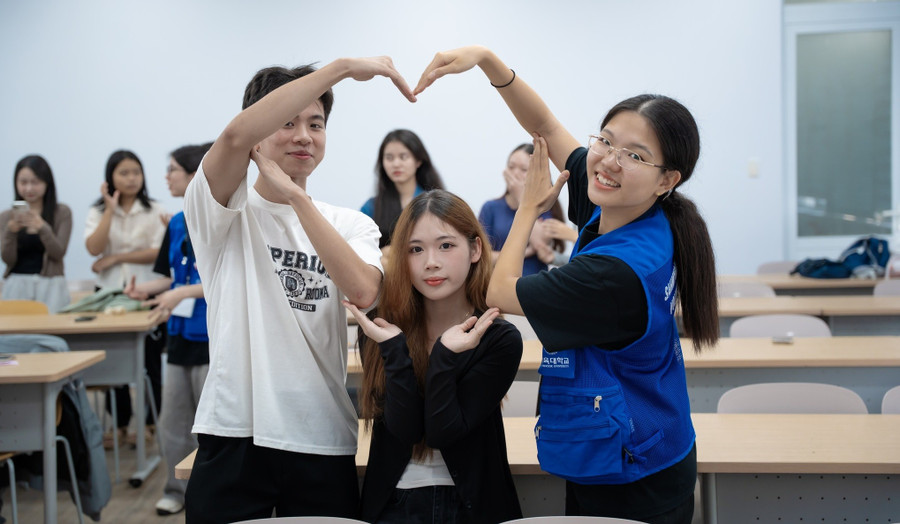 Sinh viên Trường Đại học Kinh tế (Đại học Đà Nẵng) giao lưu với sinh viên Trường Đại học Sahmyook (Hàn Quốc), góp phần tạo nên môi trường học tập đa văn hóa. Ảnh: NTCC tu-chu-dai-hoc-1.jpg