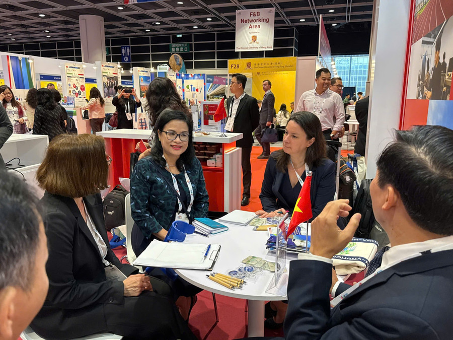 GS.TS Ngô Thị Phương Lan, Hiệu trưởng Trường Đại học Khoa học xã hội và Nhân văn (Đại học Quốc gia TPHCM) trao đổi với các đại biểu quốc tế tại sự kiện. 6.jpg