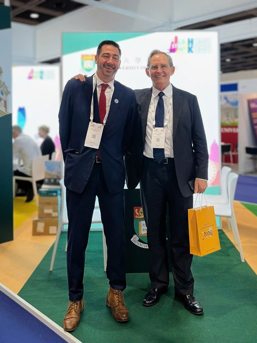 Ông Chris Abrams, Phó Chủ tịch Điều hành và Phát triển của Trường Đại học Fulbright Việt Nam (trái) gặp gỡ và trao đổi với ông Jay Siegel, Phó Hiệu trưởng University of Hong Kong (HKU) tại APAIE 2026. Ảnh: FUV 1.jpg