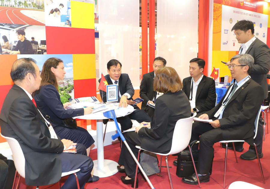 Đại diện đoàn Đại học Quốc gia TPHCM trao đổi với các đối tác tại APAIE 2026. Ảnh: VNUHCM 5.jpg