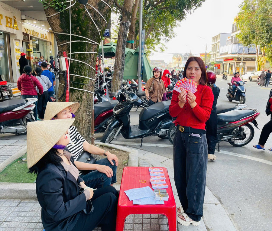 Khách mua đa phần mua vé số với quan niệm “mua lấy hên” hơn là đặt nặng chuyện trúng lớn. z7564786085986-c6bff7f9dcbfe717922ad3f330bbd9d9.jpg