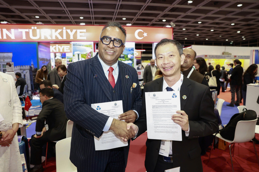 PGS.TS Phạm Trần Vũ, Phó Hiệu trưởng Trường Đại học Bách khoa, Đại học Quốc gia TPHCM (phải) ký kết biên bản ghi nhớ với O. P. Jindal Global University, Ấn Độ. Ảnh: VNUHCM. dai-hoc-viet-nam-hop-tac-sau-rong-toan-cau-2.jpg